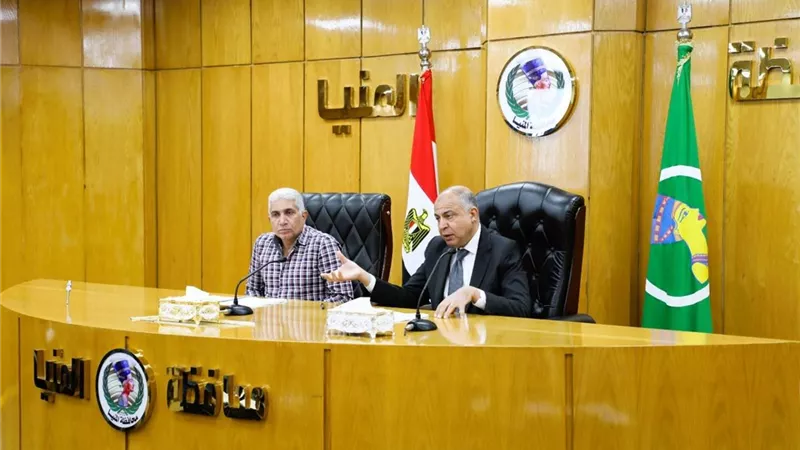 محافظ المنيا يبحث خطة دعم الاستثمار وتذليل العقبات أمام المستثمرين