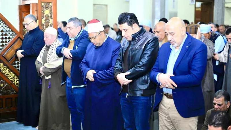 نائب محافظ سوهاج يؤدي صلاة الجمعة بمسجد العارف بالله