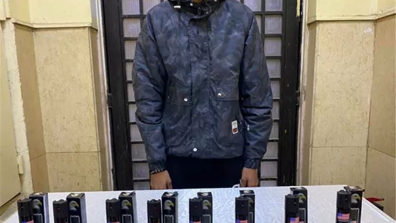 القبض على طالب لبيعه صواعق كهربائية عبر مواقع التواصل الاجتماعي في القاهرة