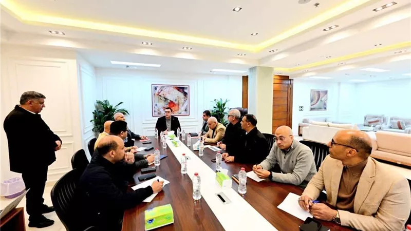 وزير الإسكان يعقد اجتماعًا بمقر جهاز 