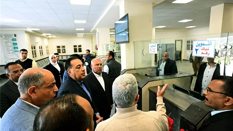 رئيس الوزراء يتفقد سير العمل والخدمات المقدمة للمواطنين بالمركز التكنولوجي بقرية 