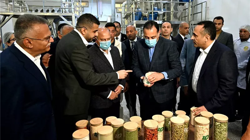 رئيس الوزراء يتفقد مصنع الشركة المتحدة لتجفيف الحاصلات الزراعية