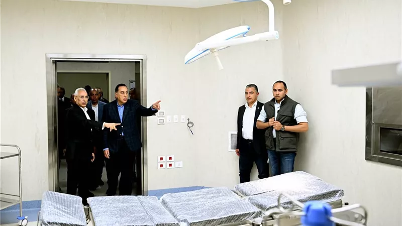 430 سريرًا لخدمة 7 ملايين مواطن.. رئيس الوزراء يتفقد المستشفى الثلاثي بالمنيا