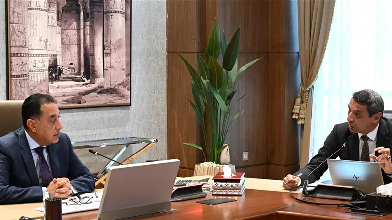 رئيس الوزراء يتابع موقف تنفيذ المشروعات التنموية والخدمية بمحافظة السويس