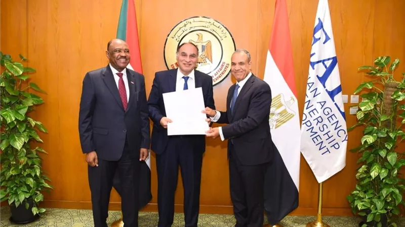 وزيرا خارجية مصر والسودان يكرّمان الفريق الطبي المصري المشارك في القافلة الطبية بالسودان