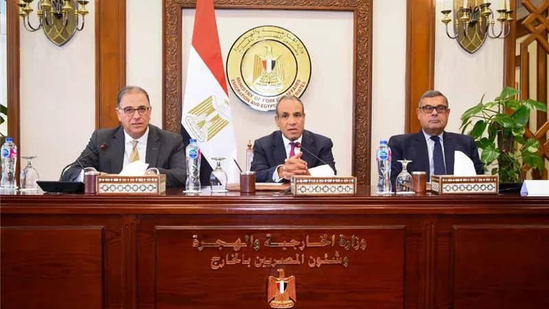 وزير الخارجية يجتمع مع قيادات الوزارة ويتابع سير العمل وتطوير الأداء المؤسسي