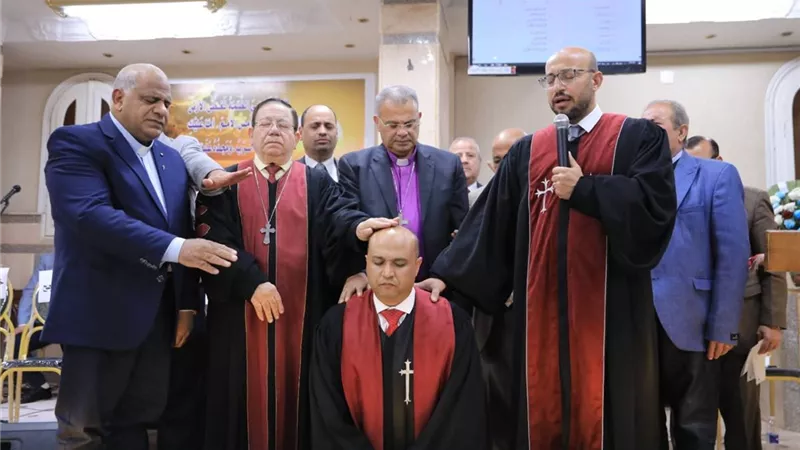 احتفال مهيب وشعبي كبير.. تنصيب القس أفرايم إسحق راعيًا للكنيسة الإنجيلية بناصر  
