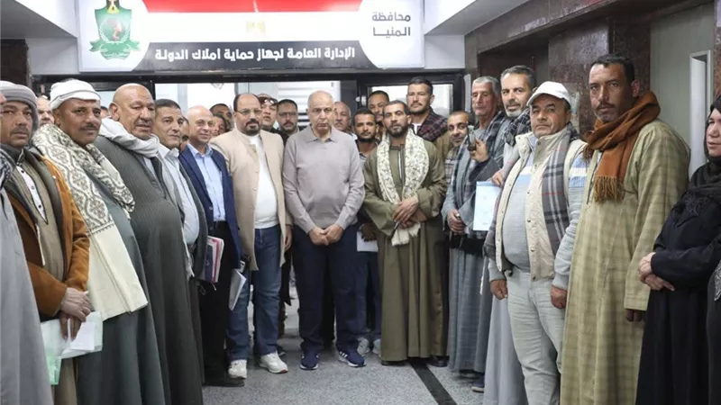 محافظ المنيا يستعرض تقنين الأراضي ويؤكد: حماية أملاك الدولة أولوية