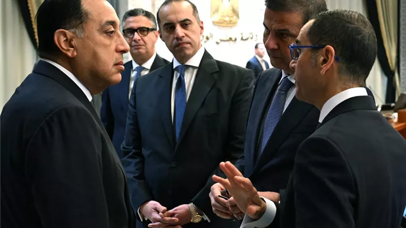 مطالبات برحيل الحكومة ودمج الوزارات في قلب النقاش البرلماني
