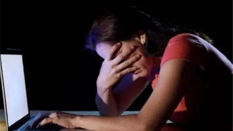 بفيديو مخل.. عامل خردة وعاطلين يبتزون فتاة ويحصلون منها على أموال بأكتوبر 