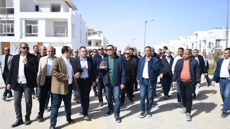 وزير الإسكان يتفقد الشاليهات والفيلات والعمارات السكنية بكومباند 