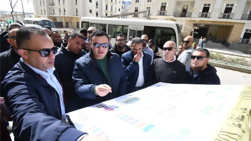وزير الإسكان يتفقد العمارات السكنية وخزانات المياه بالعلمين الجديدة