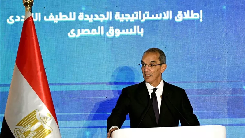 بعد توقيع أكبر صفقة للترددات وزير الاتصالات: خطوة فارقة تعكس التزام الوزارة  ببناء مجتمع رقمي 