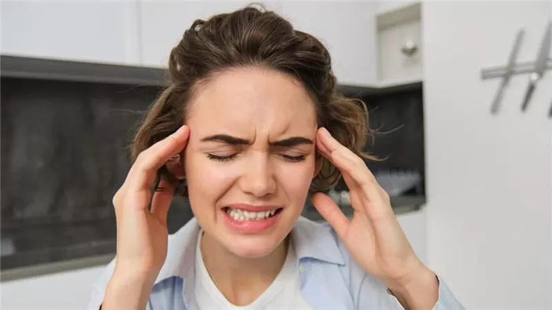 5 علامات لا يجب تجاهلها عند الشعور بالصداع أو الدوار أو التنميل