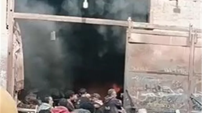 اندلاع حريق داخل مخزن خردة بشارع زغلول في الهرم