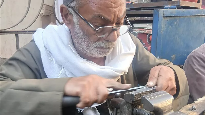 ممدوح مجاهد.. صانع المفاتيح الذي تحدى الزمن وعاش حياة الحرفة في شوارع ملوي
