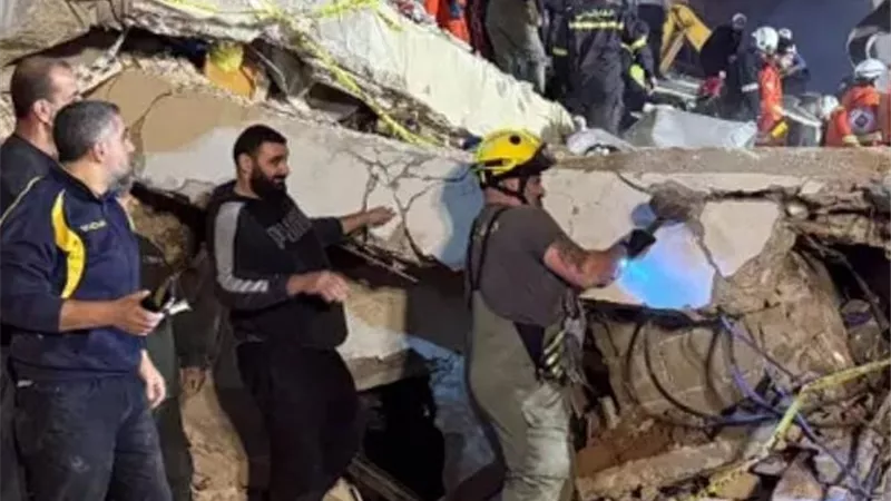 طرابلس تحت الأنقاض مجددًا: انهيار مبنى يحصد الأرواح ويشعل غضب الشارع