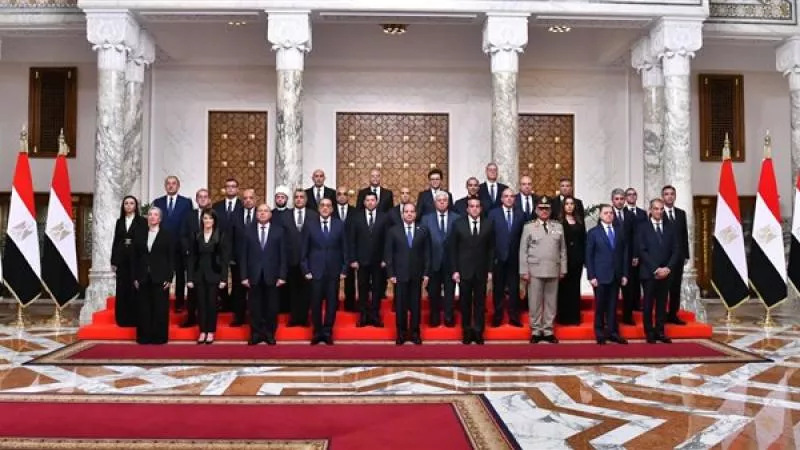 الرئيس السيسي يلتقط أول صورة تذكارية مع الوزراء الجدد