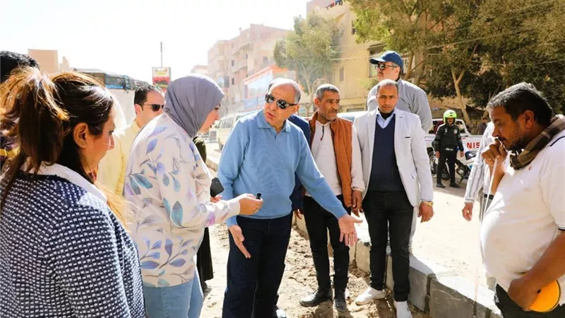 استجابة لمطالب الأهالي.. محافظ المنيا يتفقد تطوير شارع الصفصافة بسمالوط