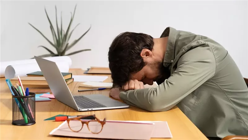 ساعات العمل الطويلة ترفع خطر الإصابة بمرض السكري.. أطباء يحذرون من «العدو الصامت»