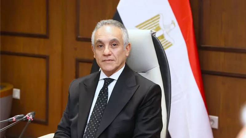 بعد أدائه اليمين الدستورية.. وزير العدل يصل إلى مقر الوزارة ويباشر مهام عمله بالاجتماع مع مساعديه