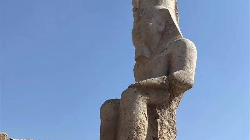 الانتهاء من أعمال ترميم وإقامة تمثال الملك رمسيس الثاني بمنطقة الأشمونين بالمنيا
