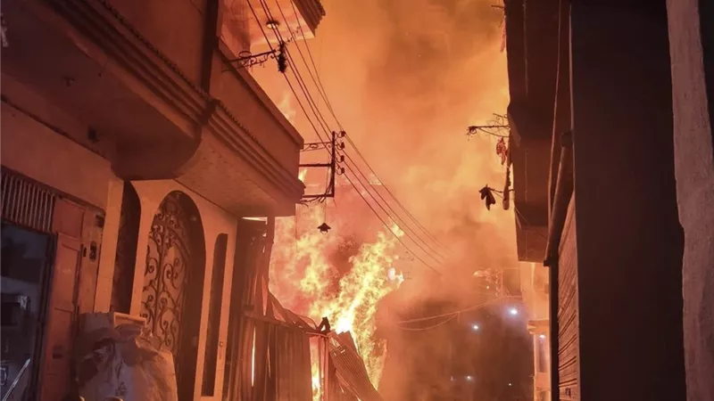 الدخان غطى السماء.. إصابة 8 في حريق هائل التهم ورشة نجارة بالدقهلية