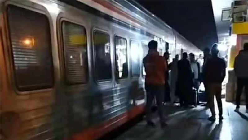 تعطل قطار 976 بمحطة المنيا بعد انقطاع التيار الكهربائي