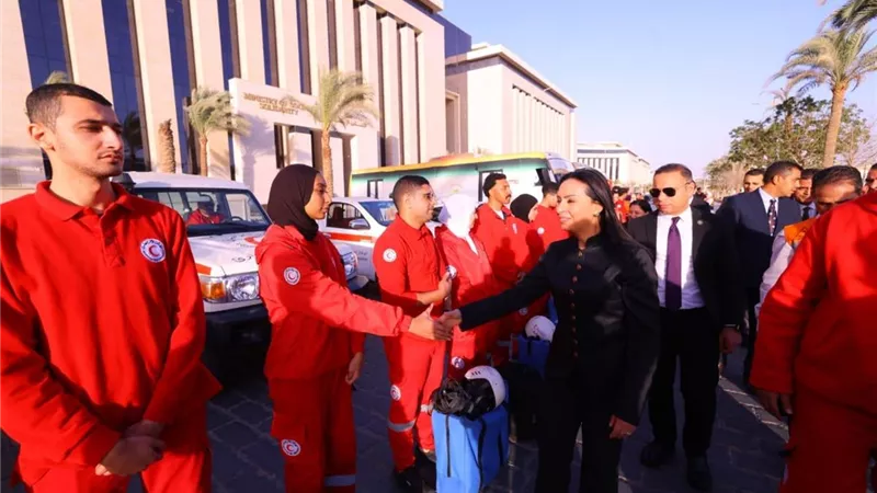 حالات استجابة لأطفال وكبار بلا مأوي.. وزيرة التضامن تشهد اصطفاف فرق التدخل السريع والهلال الأحمر اليوم