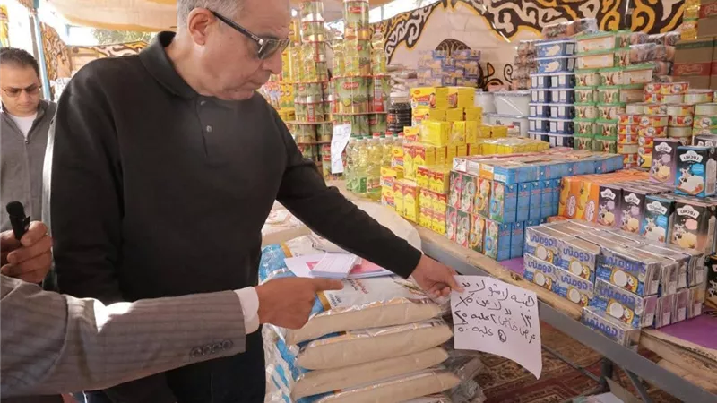 محافظ المنيا يفتتح منفذًا للسلع الغذائية بأسعار مخفضة بمركز بني مزار