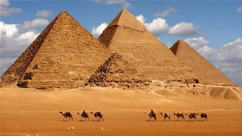 «نحن بنينا الأهرامات».. فيلم أمريكي يثير غضب المصريين ويشعل حربًا إعلامية