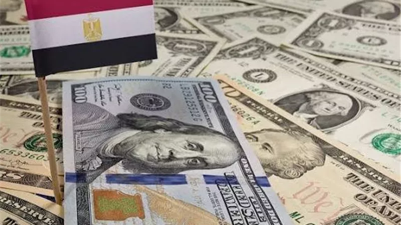الأموال الساخنة تواصل الخروج من مصر.. والجنيه يحقق مكاسب جديدة أمام الدولار