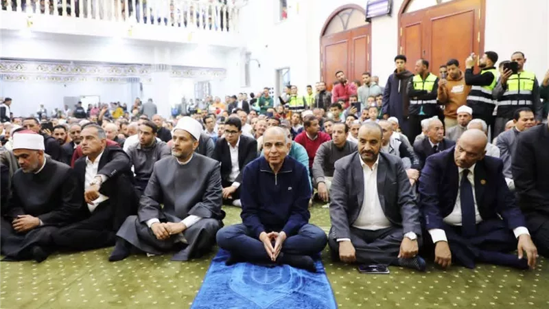 محافظ المنيا يفتتح المسجد الكبير بمطاي ويستمع لمطالب الأهالي