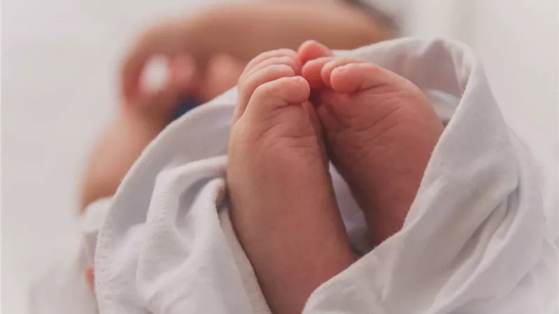 علاقة عاطفية وحمل سفاحا.. كشف لغز العثور على رضيعة بجوار مسجد في أوسيم 