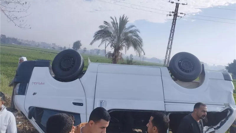 مصرع شخص وإصابة 3 آخرين إثر انقلاب ميكروباص بـ«دائري المنيا» 