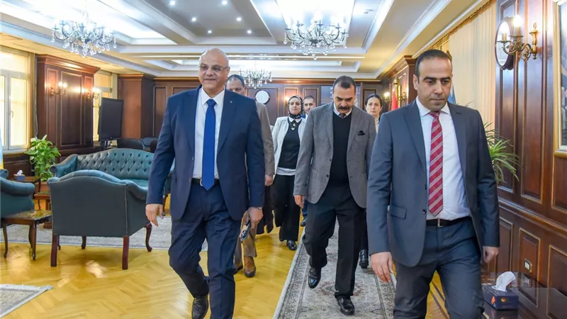 عقب حلف اليمين أمام الرئيس.. أيمن عطية يتسلم مهام عمله محافظًا للإسكندرية