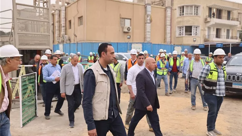 كسر في ماسورة مياه وهبوط أرضي بجوار أحد العقارات بمنطقة مصر القديمة