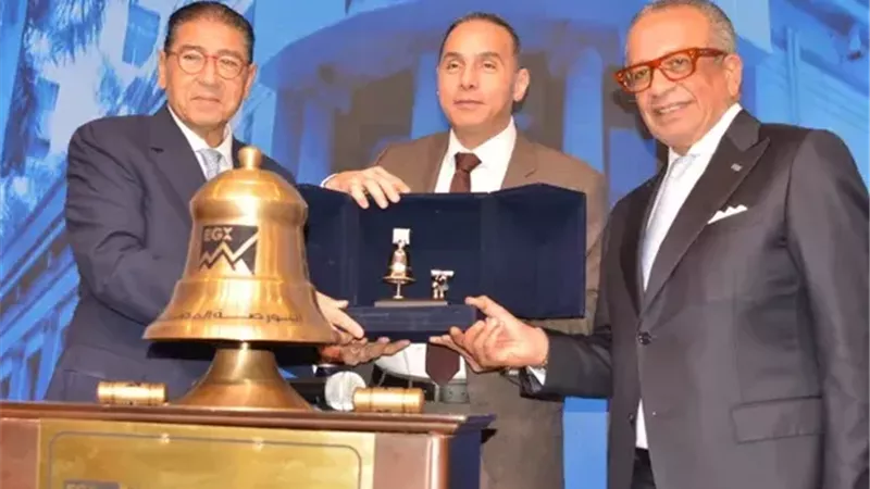 البورصة المصرية تقرع جرس التداول احتفاءً بتتويج البنك التجاري الأفضل بمعايير الاستدامة