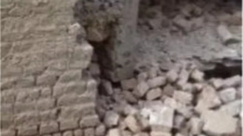 حائط يسقط وشرفة تهوي.. يوم مأساوي ينهي حياة عامل ومسِن بالجيزة