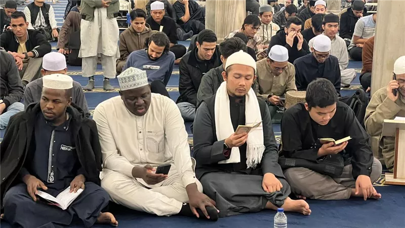  لأداء صلاتي العشاء والتراويح.. إقبال كثيف على الجامع الأزهر في أول ليالي رمضان