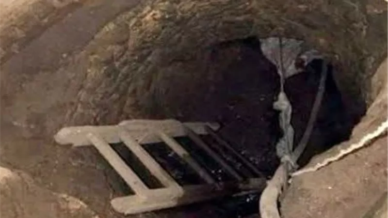 حادث خطير في قنا.. سقوط مهندس و3 عمال داخل بئر صرف صحي