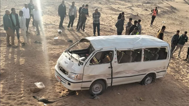 نزيف لا يتوقف.. 12 ضحية في حادث أسوان يعيد التساؤلات حول ارتفاع حوادث الطرق 