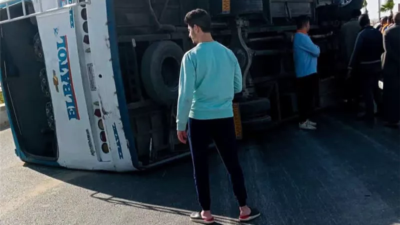 إصابة 5 عمال إثر انقلاب أتوبيس بالمنيا 