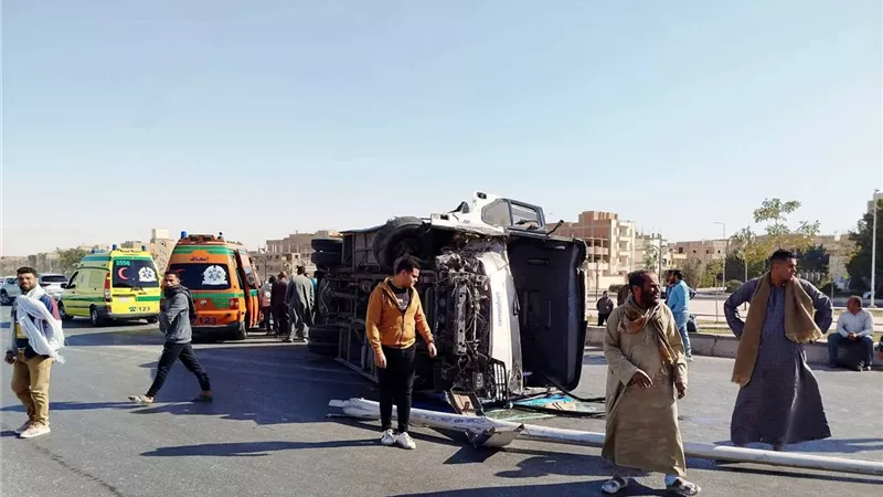 معظمهم سيدات.. ارتفاع مصابي انقلاب أتوبيس المنيا لـ17 عاملًا