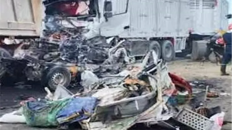 مصرع سائق إثر حادث تصادم بين سيارتين بالشيخ زايد
