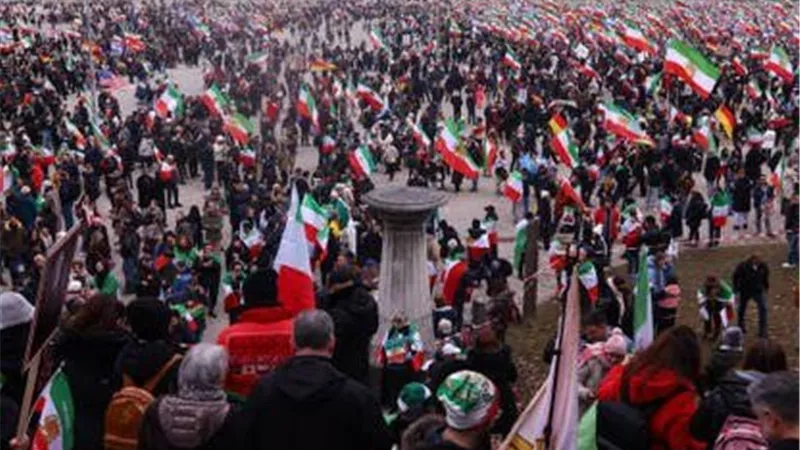 ميونيخ تهتز ضد طهران: 200 ألف متظاهر يطالبون بسقوط النظام وسط تعقيدات الاتفاق النووي