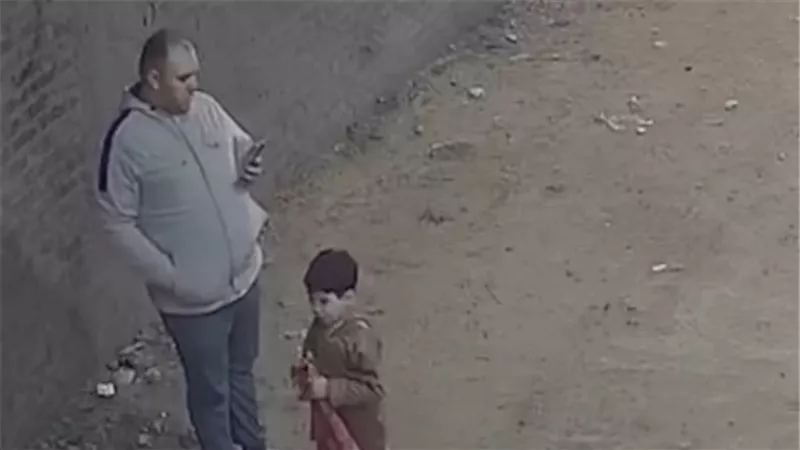 فيديو الخرطوش يروع القليوبية.. اعتداء صادم على أب وابنه يثير غضب الشارع