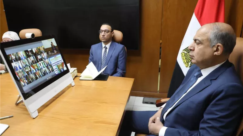محافظ المنيا يوجه بتكثيف الرقابة على الأسواق وحماية الأراضي الزراعية