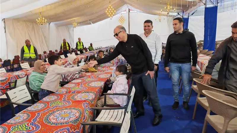 محافظ المنيا يتفقد مائدة الرحمن بكورنيش النيل ويتابع جودة وجبات الإفطار
