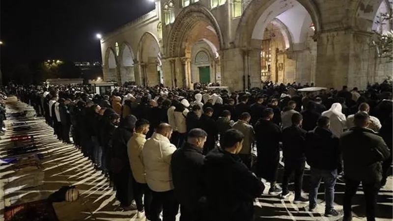 60 ألف مصل يؤدون صلاتي العشاء والتراويح في المسجد الأقصى